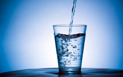 Come bere della semplice acqua può aiutarti a perdere peso