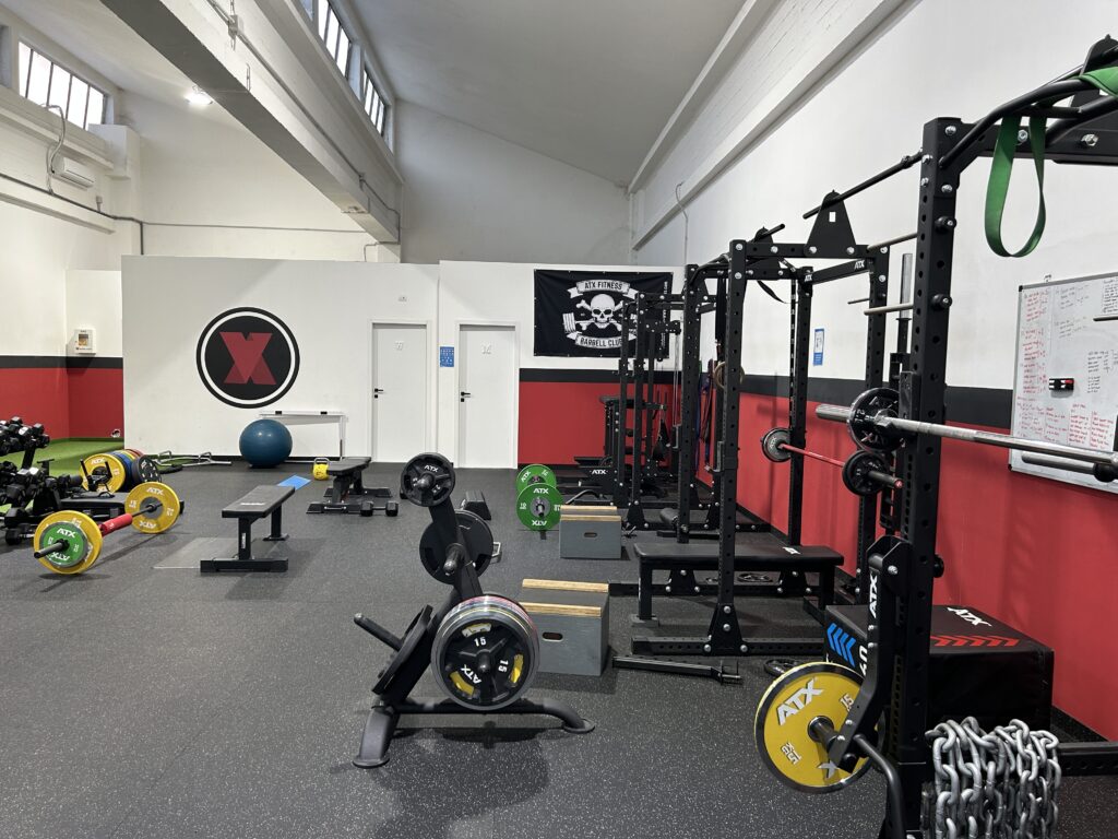Rack e attrezzi nella sala di Elevate