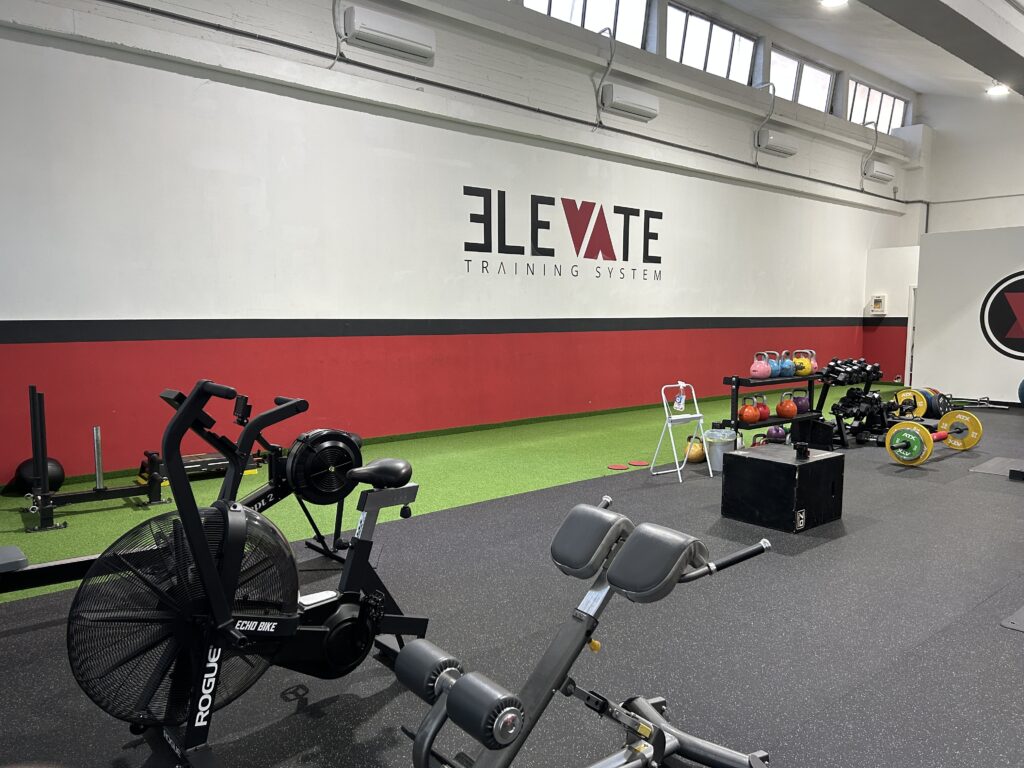 La sala di Elevate Training System con il logo