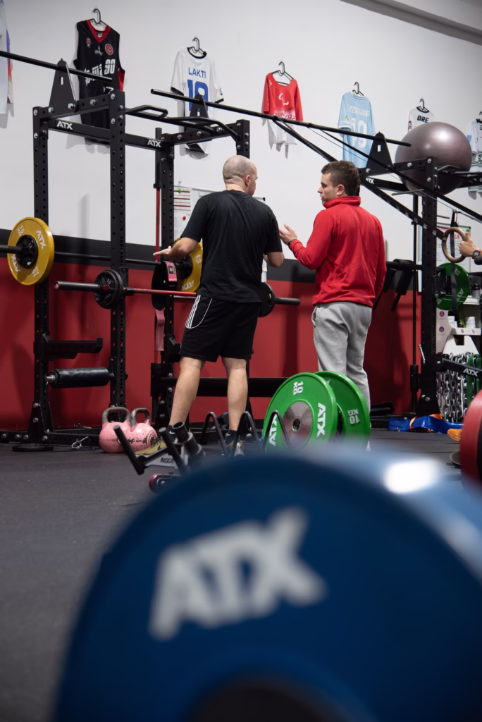 Allenamento al rack con il coach che segue