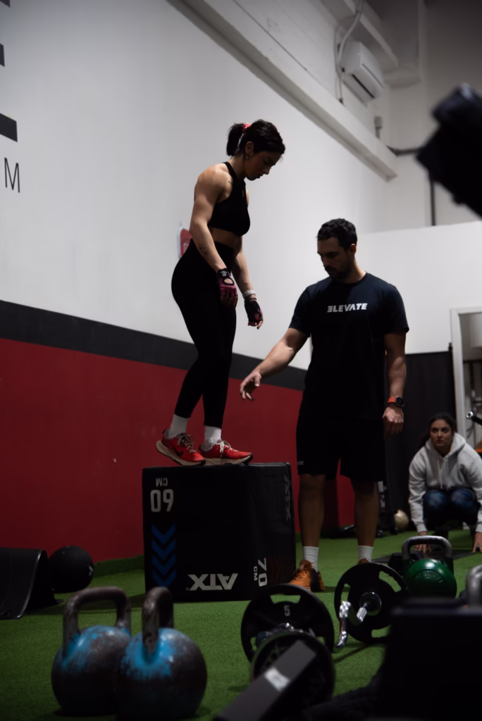 Step-up sul box con il coach che segue