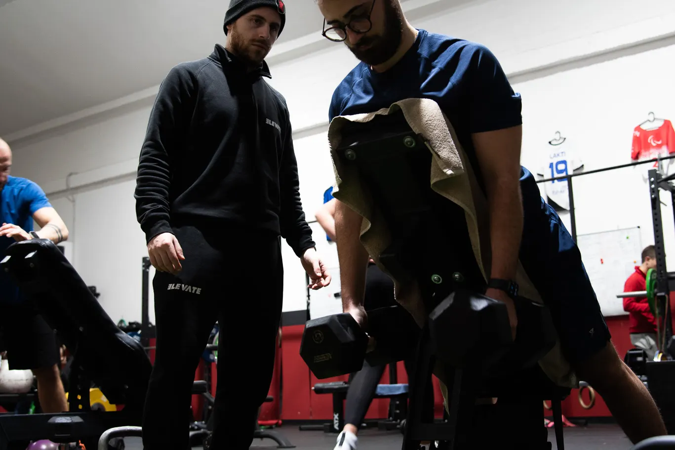 Il coach segue un allenamento in piccolo gruppo nella palestra Elevate a Montemurlo