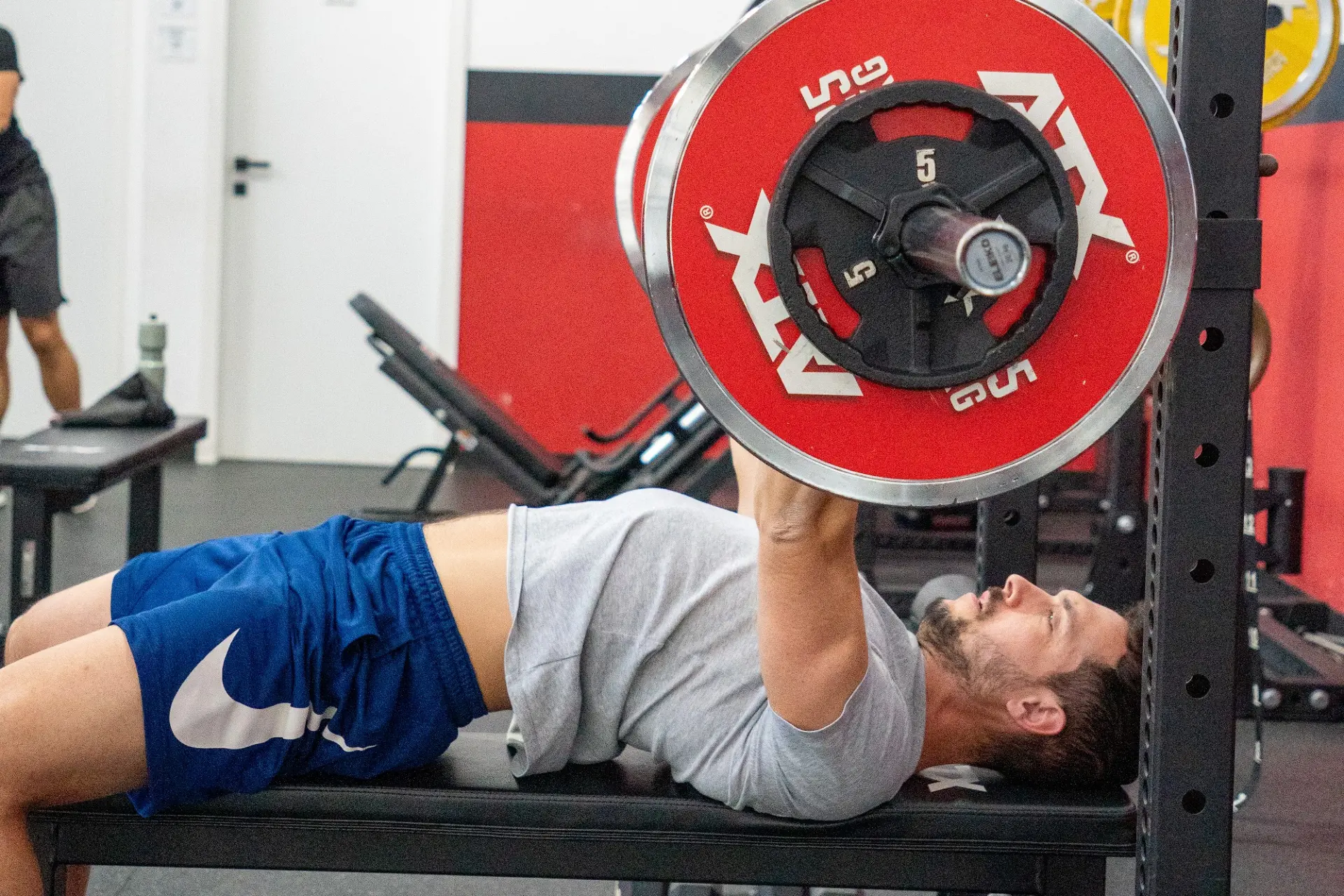 Allenamento di personal training individuale alla panca piana nella palestra Elevate