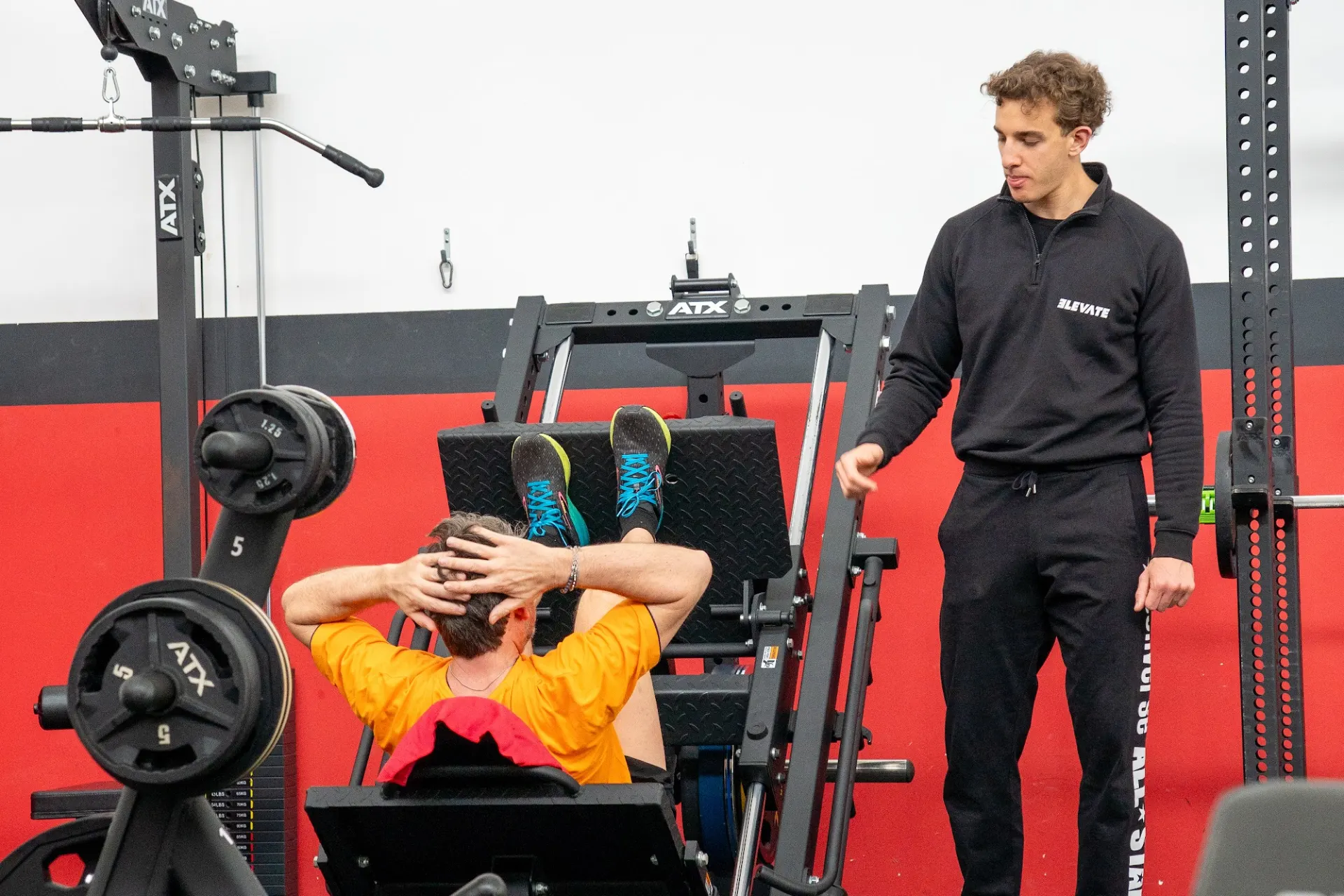 Personal trainer di Elevate segue un cliente durante l'allenamento a Montemurlo