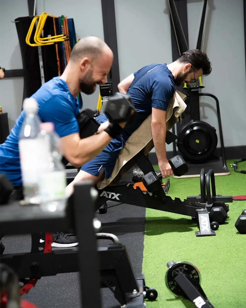Allenamento con i manubri in un piccolo gruppo con personal trainer