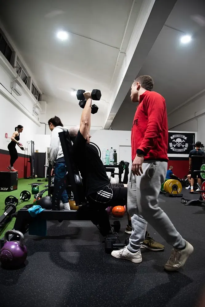 Allenamento in piccolo gruppo nella sala della palestra Elevate