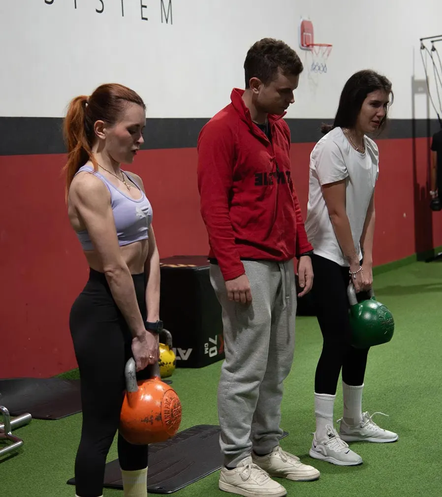 Allenamento di personal training in piccolo gruppo con kettlebell